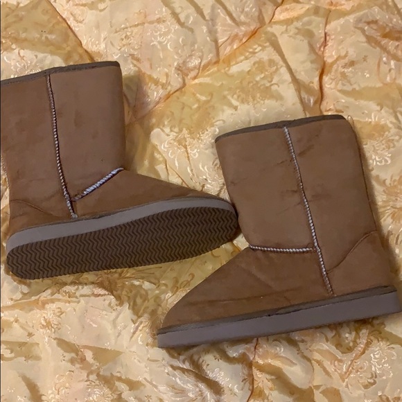 BRAND NEW FURR BOOTS - Picture 2 of 3